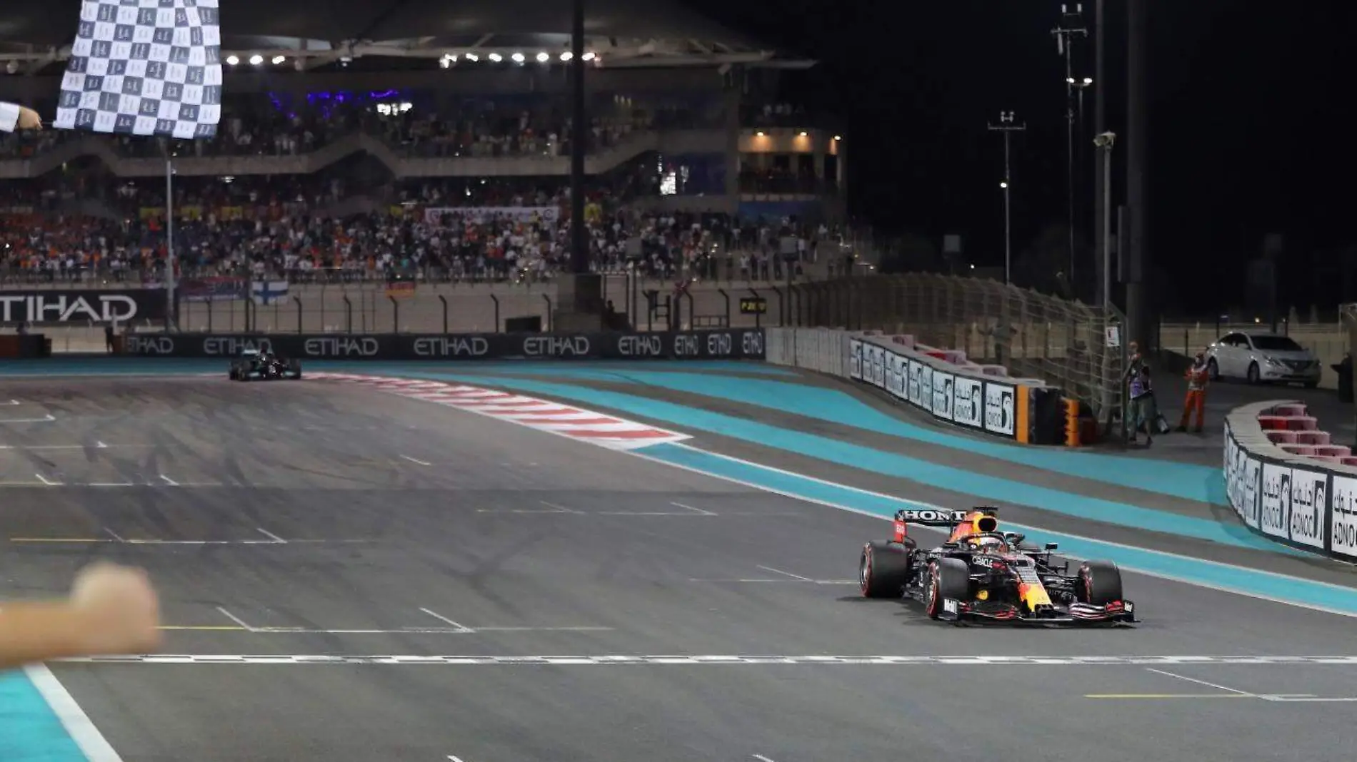 Verstappen con la bandera a cuadros, proclamándose como nuevo campeón del mundo  EFE